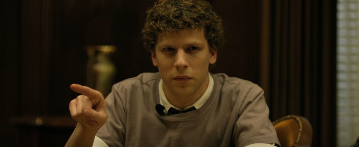 jesse eisenberg nei panni di mark zuckerberg che indica e si acciglia dall'altra parte del tavolo durante il contenzioso in The Social Network