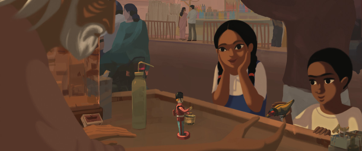 Due bambini indiani, un ragazzo e una ragazza, guardano un soldatino giocattolo a molla e un uccellino a Bombay Rose