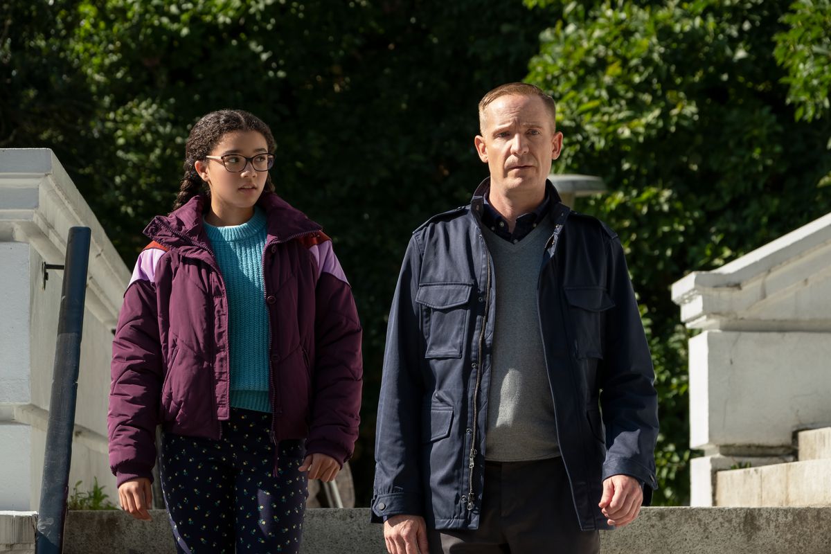 Mary Anne e suo padre che camminano fuori nel club delle baby-sitter