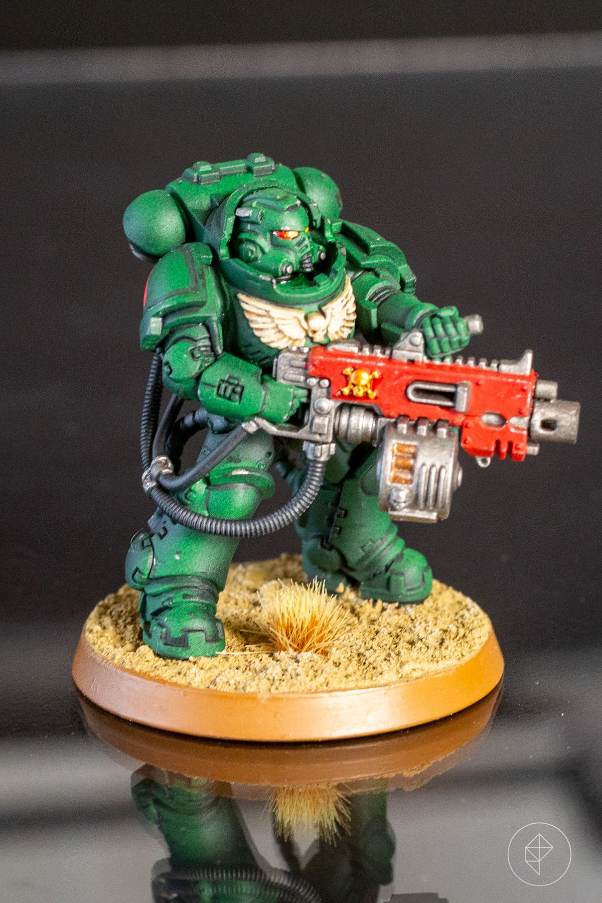 Uno Space Marine Heavy Intercessor dal cofanetto Kill Team, dipinto come un angelo oscuro.