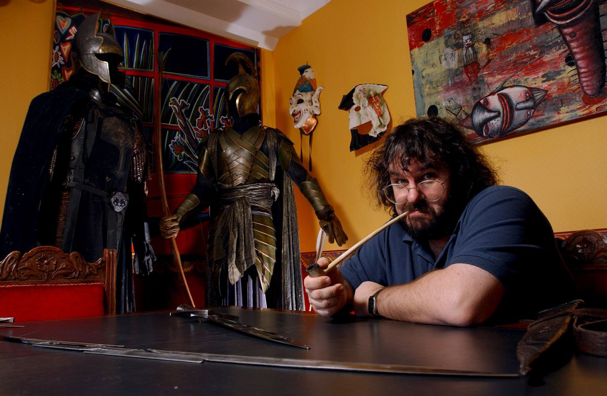 Peter Jackson, regista neozelandese de Il Signore degli Anelli, seduto in una stanza gialla con un'armatura elfica sullo sfondo