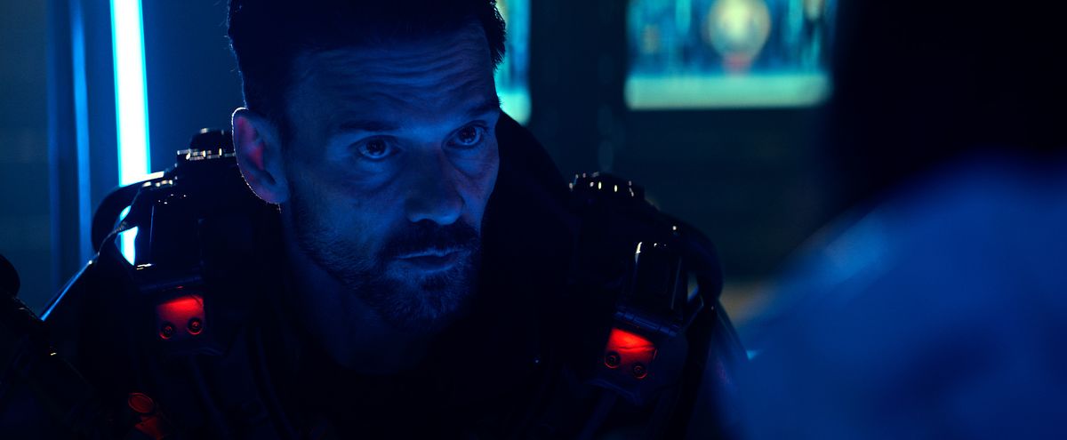 Frank Grillo, raggiante di un'intensa luce blu in Cosmic Sin