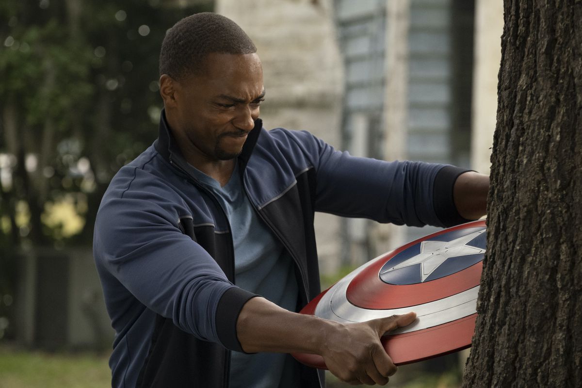 Falcon (Anthony Mackie) lotta per estrarre lo scudo di Capitan America da un albero in cui è incorporato in Falcon and the Winter Soldier