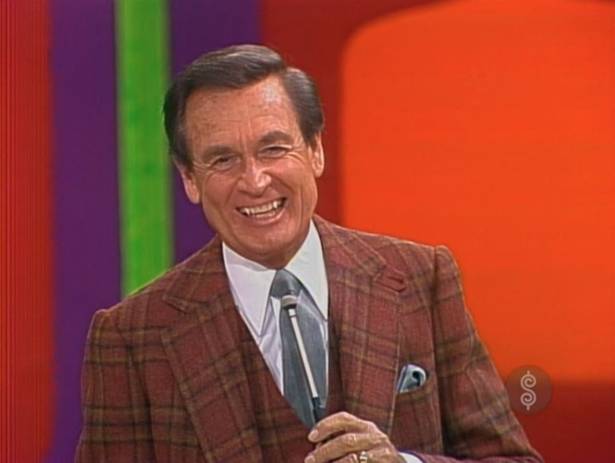 Bob Barker in un abito rosso di flanella che ospitava Price Is Right negli anni '80