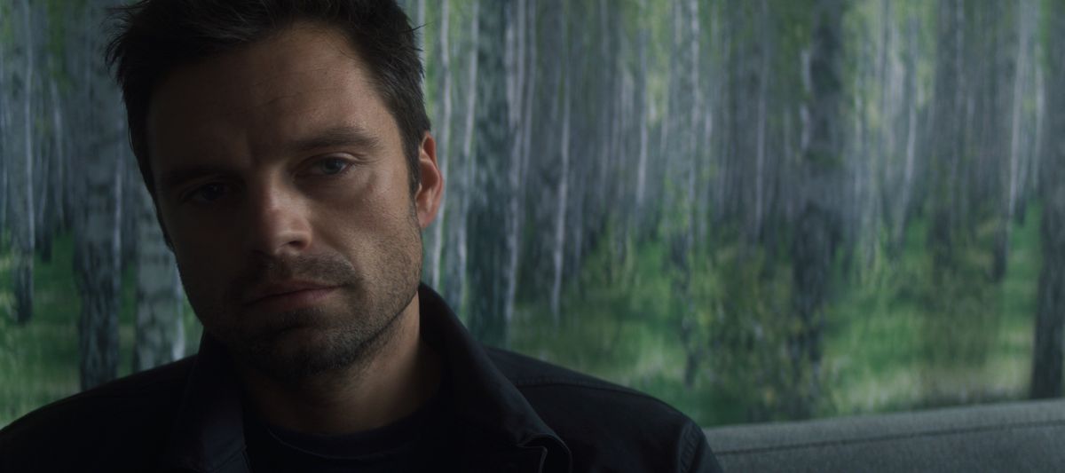 Un primo piano di Bucky Barnes (Sebastian Stan) nell'ufficio del suo psichiatra in The Falcon and the Winter Soldier