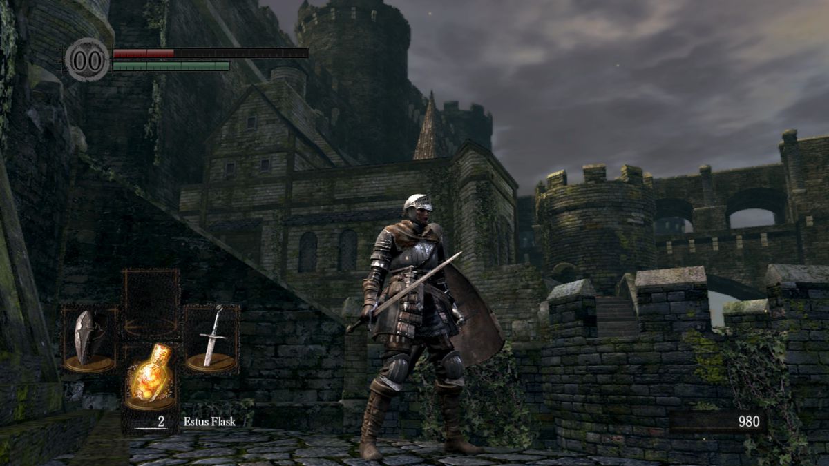 Il personaggio del giocatore di Dark Souls esplora il borgo dei morti viventi con una spada e uno scudo