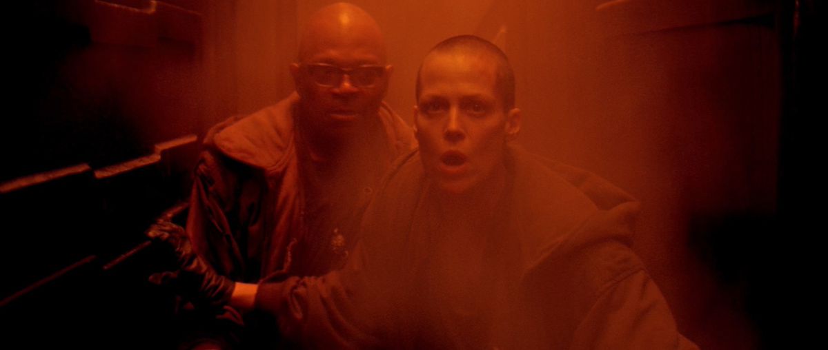 Leonard (Charles S. Dutton) and Ripley (Sigourney Weaver) race through a red-lit hall in Alien 3