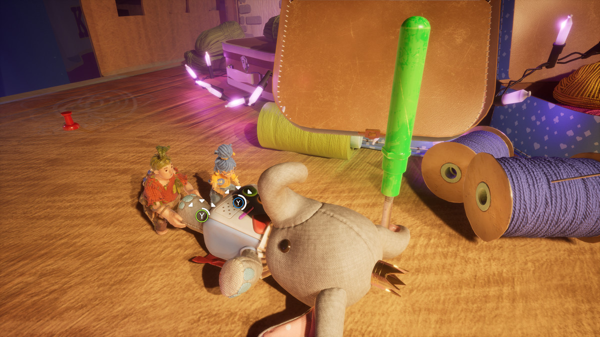 Una coppia che sta prendendo in considerazione il divorzio cerca intenzionalmente di uccidere il giocattolo preferito della figlia per far piangere il bambino in It Takes Two.