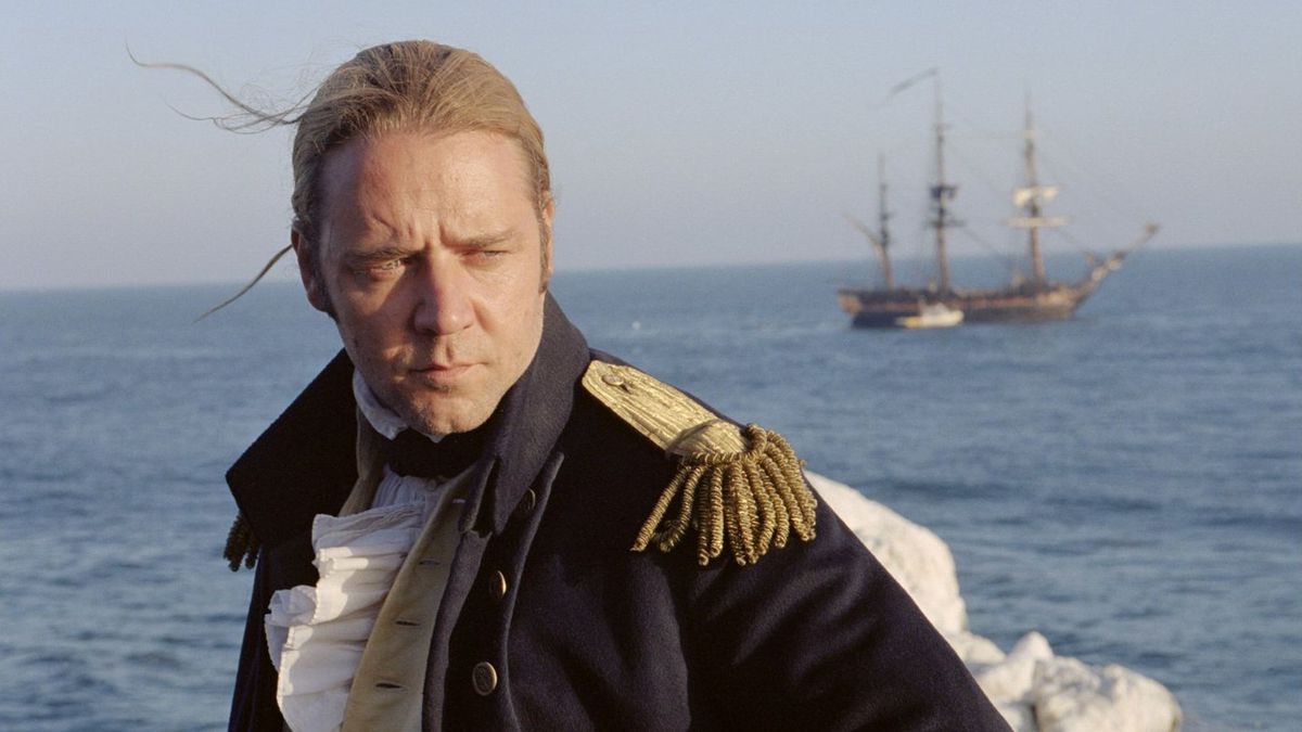 Russell Crowe guarda il mare in Master e Commander: The Far Side of the World