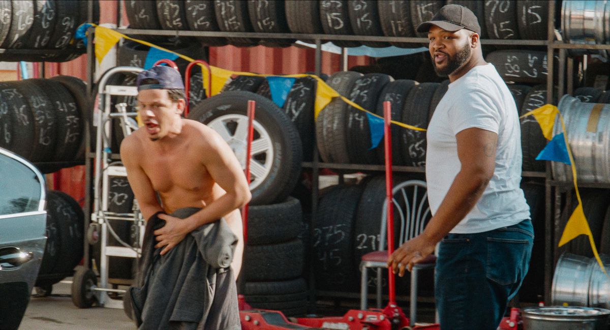 Eric Andre ĆØ nudo con una giacca sul pene mentre un uomo ignaro si guarda intorno in cerca di aiuto in una carrozzeria