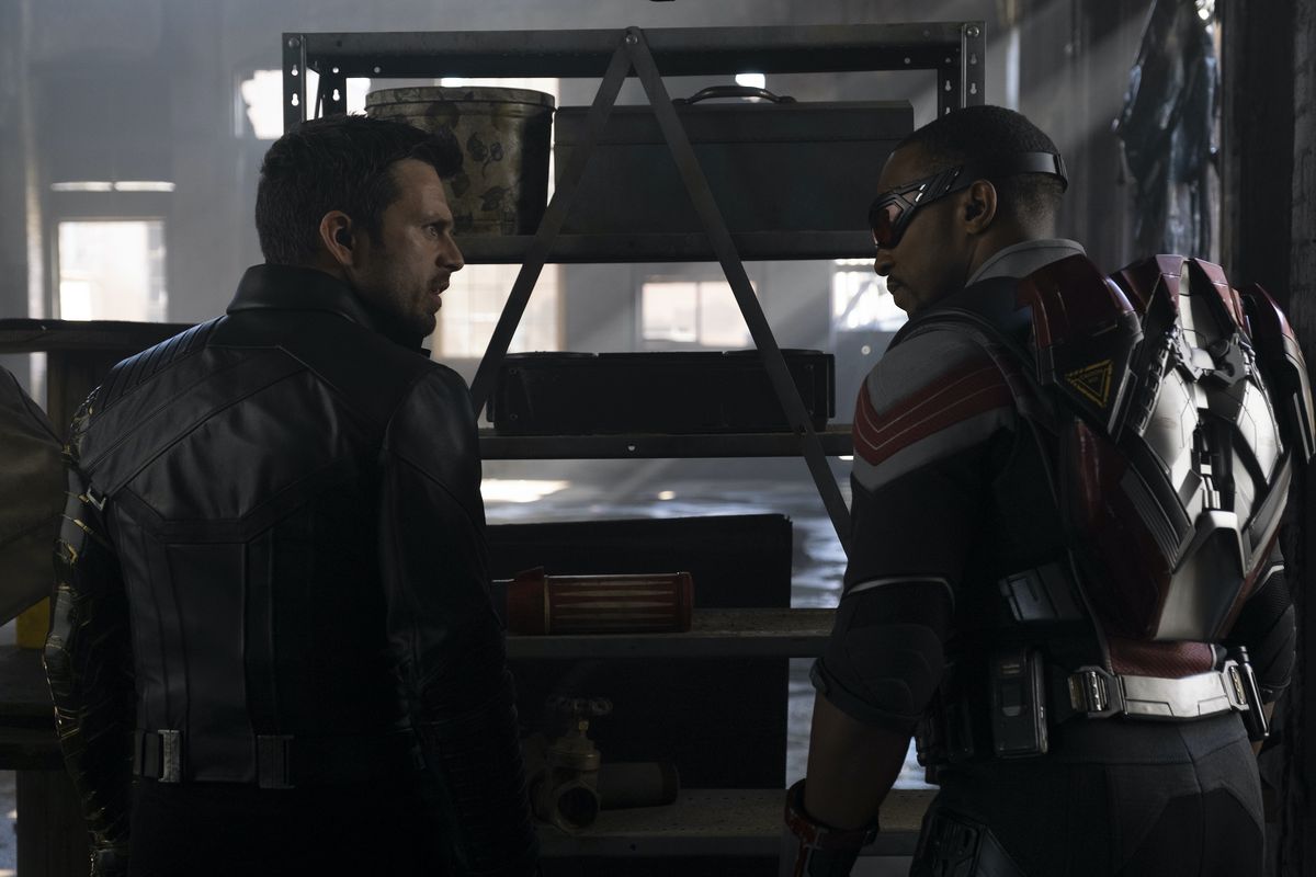Bucky (Sebastian Stan) e Falcon (Anthony Mackie) si affrontano su un rack di attrezzature in Falcon and the Winter Soldier