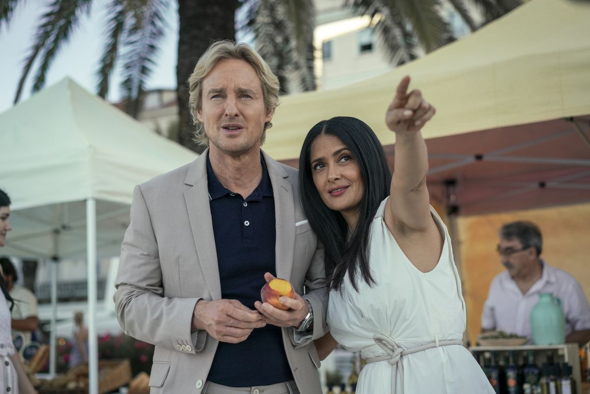 Salma Hayek indica a Owen Wilson qualcosa fuori campo in Bliss
