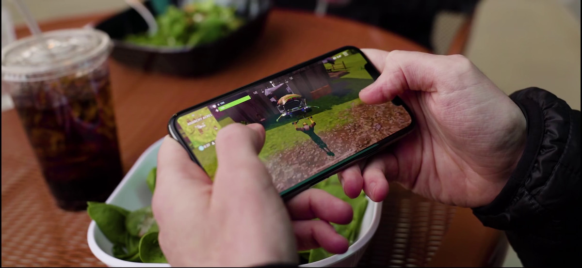Fortnite riprodotto su un iPhone X.