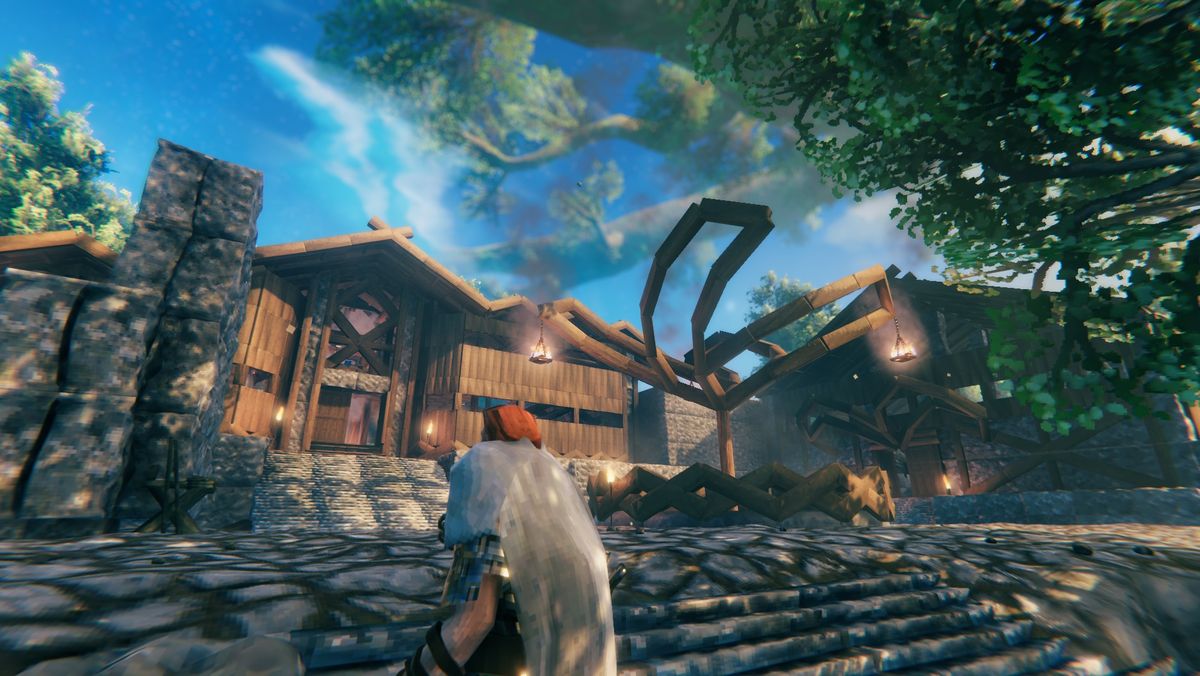 Uno sguardo a una struttura complicata a Valheim, completa di ingresso e arte esterna.