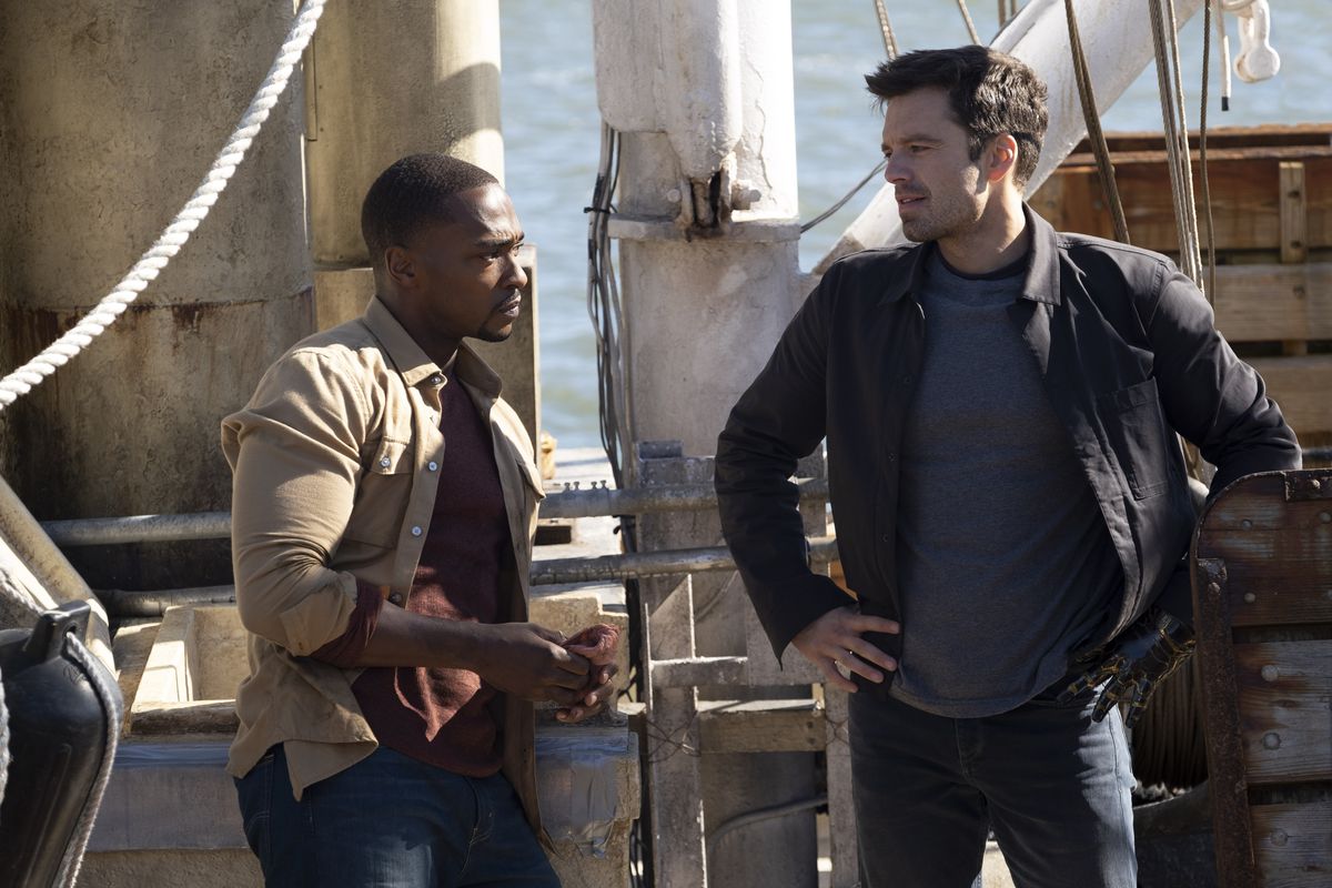 Anthony Mackie e Sebastian Stan sono sul ponte di una barca in The Falcon and the Winter Soldier