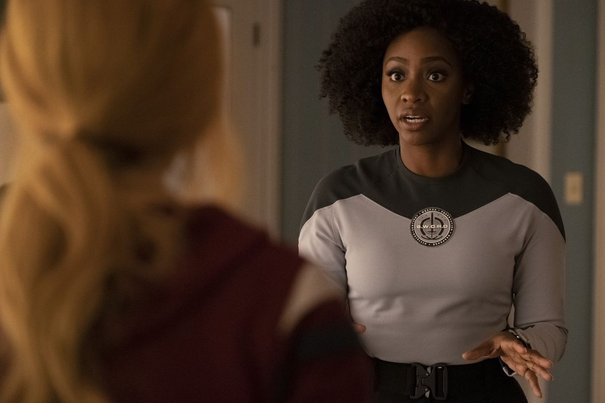 Monica Rambeau che indossa una tuta SWORD bianca e nera affronta Wanda in WandaVision