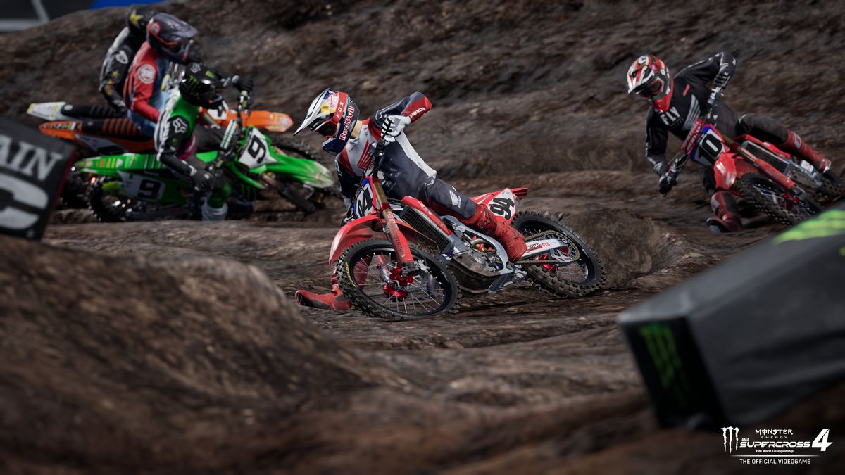 cinque motociclisti affrontano una virata sopraelevata in Monster Energy Supercross 4