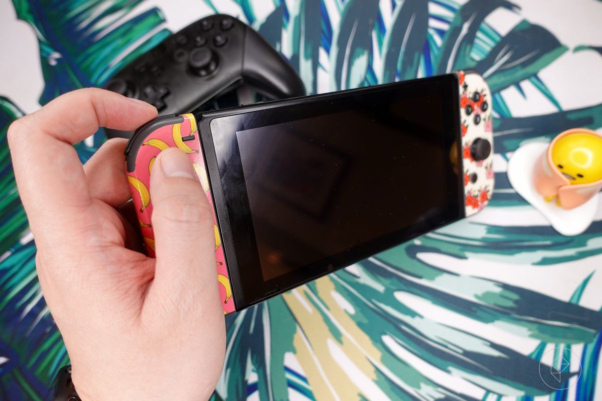 Una persona che tiene goffamente un Nintendo Switch