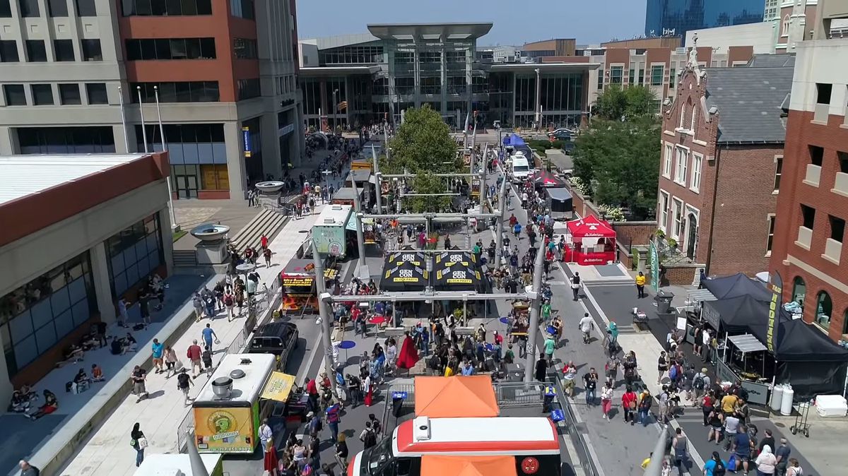 Una vista del drone dei carrelli alimentari al Gen Con a Indianapolis.