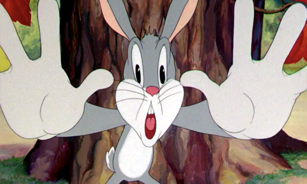 Un Bugs Bunny distorto alza le mani verso la telecamera