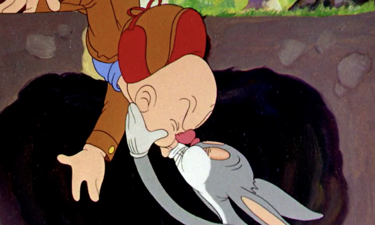 Elmer Fudd si appoggia sottoterra nella tana di Bugs Bunny, e Bugs pianta un grasso smackeroo sulle sue labbra