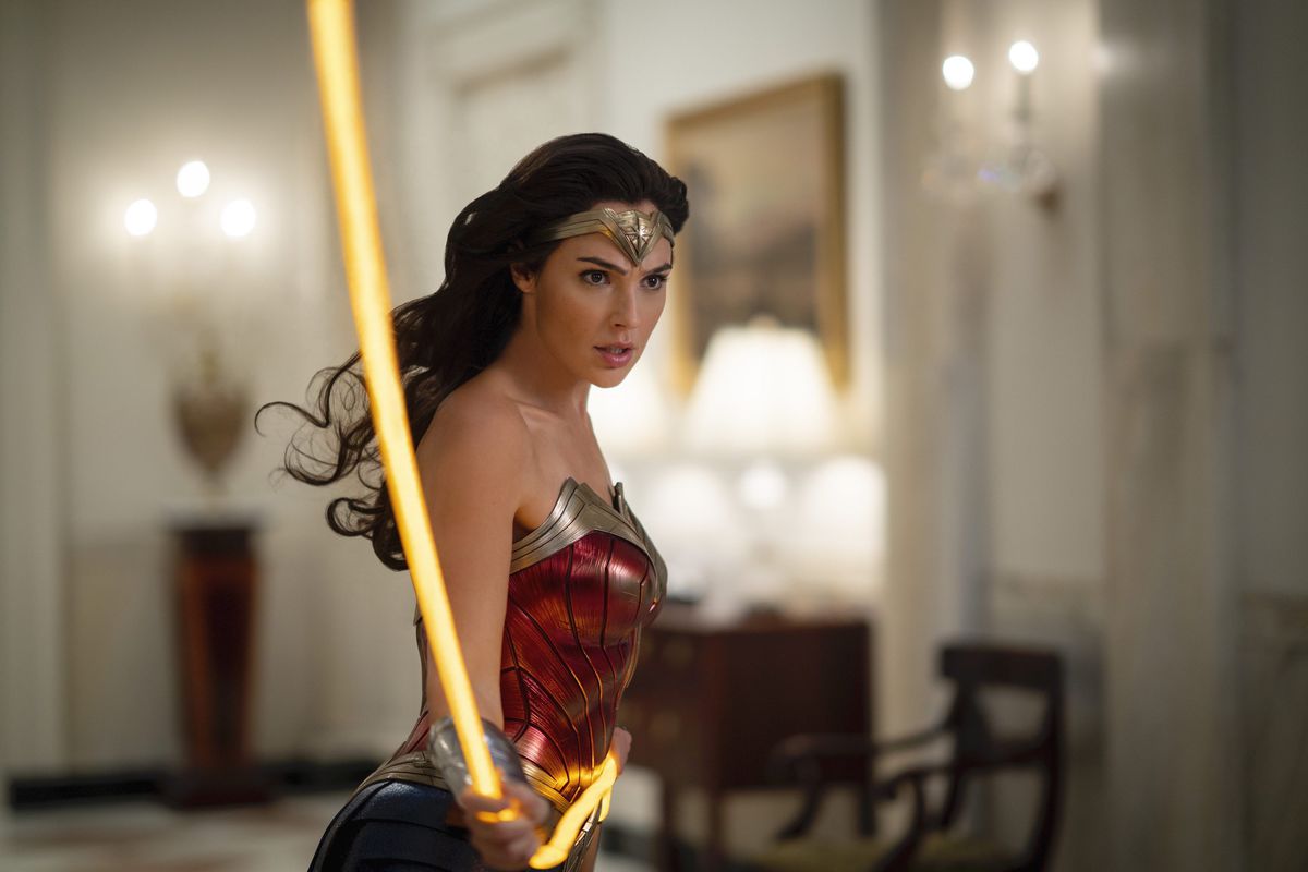 Gal Gadot nel ruolo di Diana che lancia il suo laccio della verità alla Casa Bianca in Wonder Woman 1984