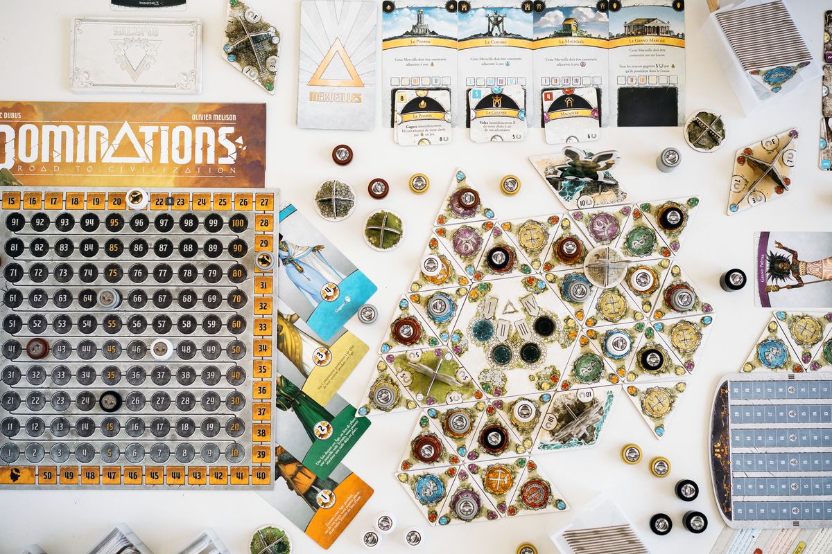 Dominazioni disposte sul tavolo per iniziare un round di gioco.