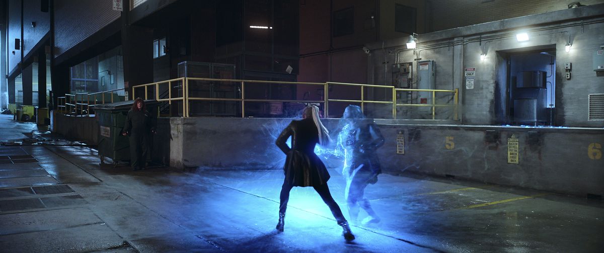 L'eroe luminoso e il cattivo si scontrano in una baia di carico fuori da un edificio in Thunder Force