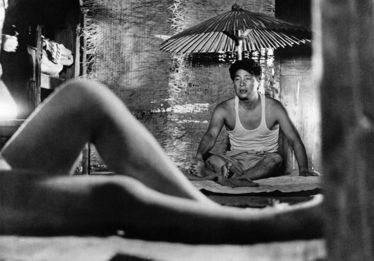 Niki Junpei (Eiji Okada) fissa una donna nuda fuori dallo schermo in Woman in the Dunes