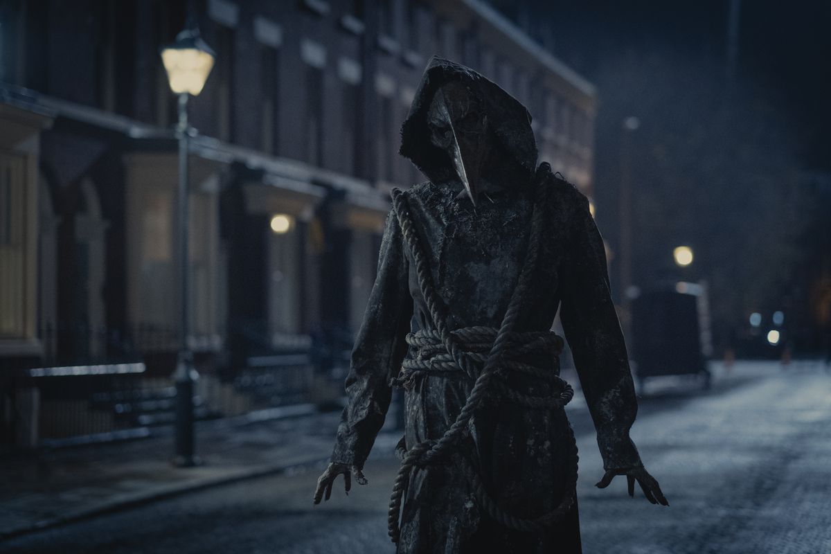 Uno spettrale dottore della peste infesta le strade di Londra di notte in The Irregulars