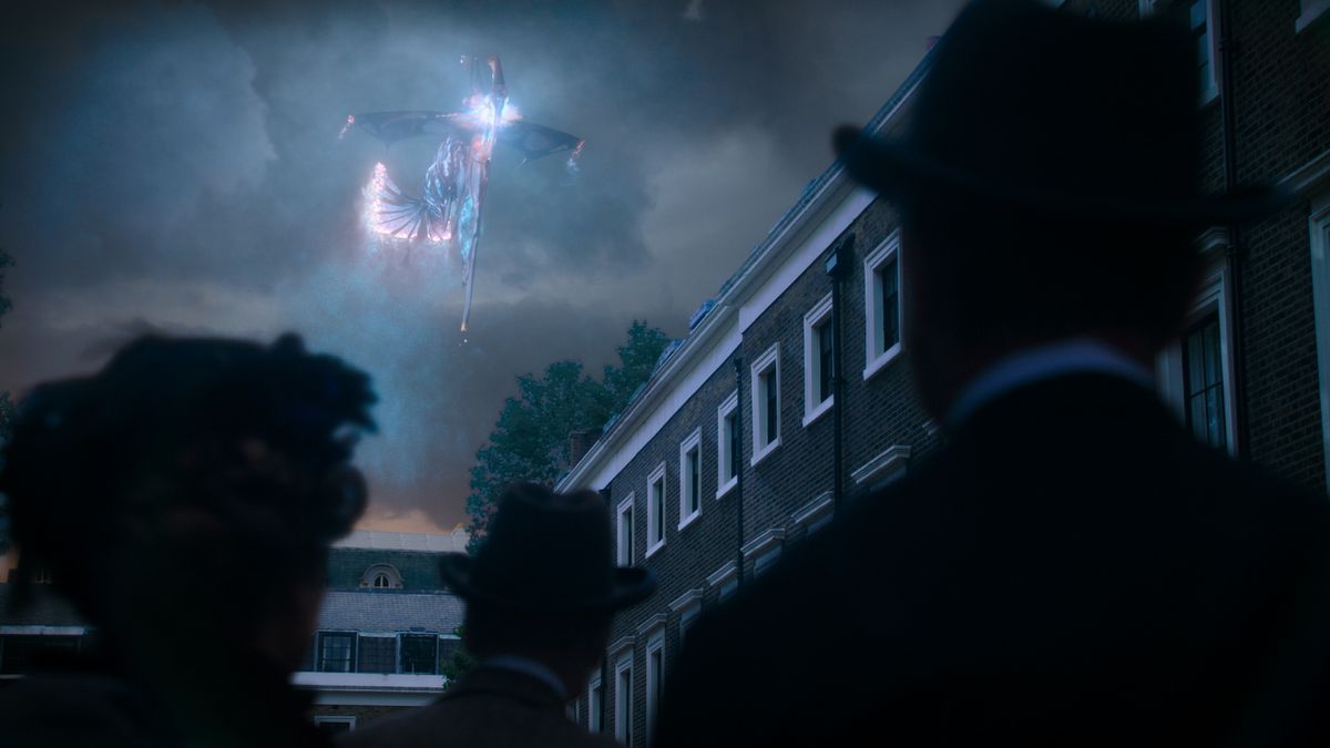 I londinesi guardano in alto per vedere un'astronave che vola sopra di loro a Nevers.