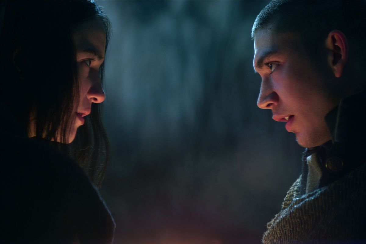 alina e mal che creano un intenso contatto visivo