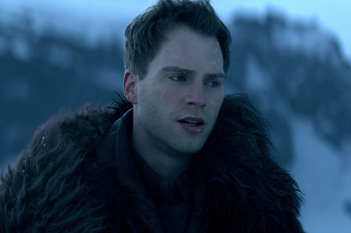 Mattias sembra freddo e gelido in una tempesta di neve