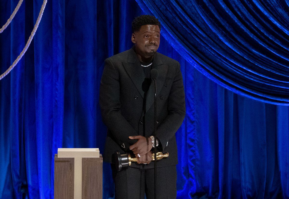 Daniel Kaluuya con il suo premio Oscar come miglior attore non protagonista per Judas and the Black Messiah