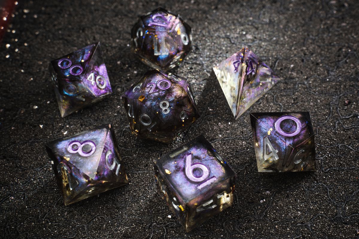 Volumi viola luccicanti sanguinano attraverso dadi nero scuro.