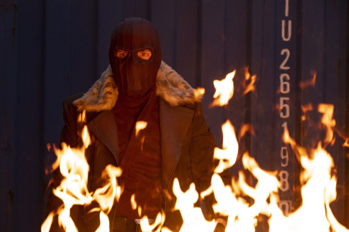 Il barone Zemo indossa il noioso costume da malvagio passamontagna viola in Falcon and the Winter Soldier