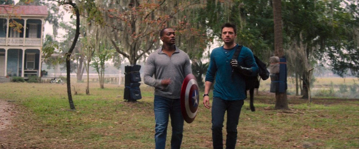 Anthony Mackie e Sebastian Stan, circondati da alberi imbottiti