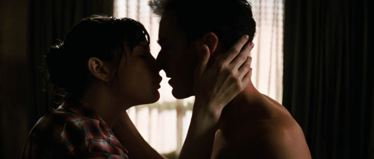 Betty Ross and Bruce Banner kiss in a motel room in The Incredible Hulk.