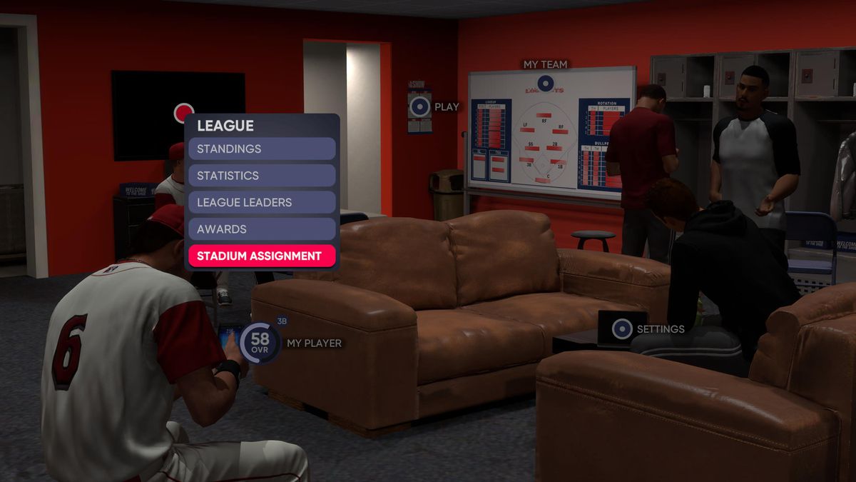 I giocatori delle leghe minori si rilassano su divani malconci e guardano i loro telefoni nella squallida clubhouse di MLB The Show 21.