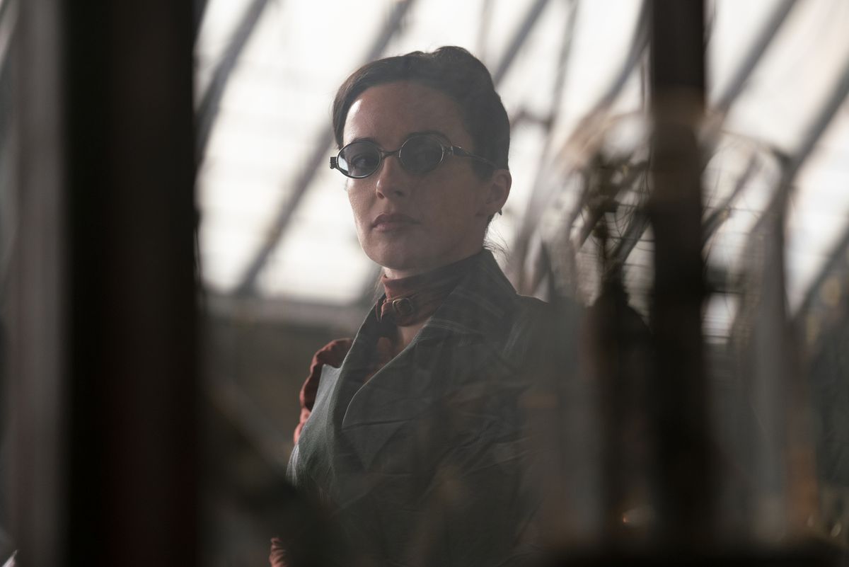 Amalia indossa occhiali da sole nel laboratorio di Nevers