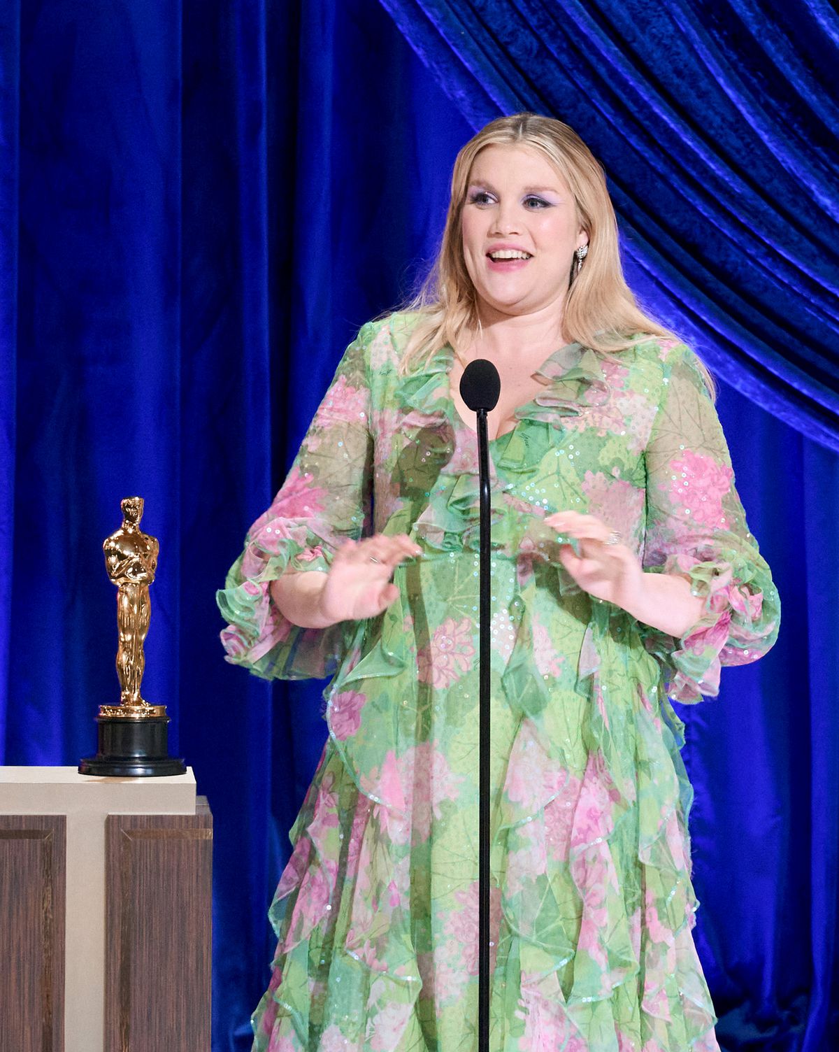 Emerald Fennell nel backstage con il suo Oscar alla migliore sceneggiatura originale ai 93 ° Academy Awards