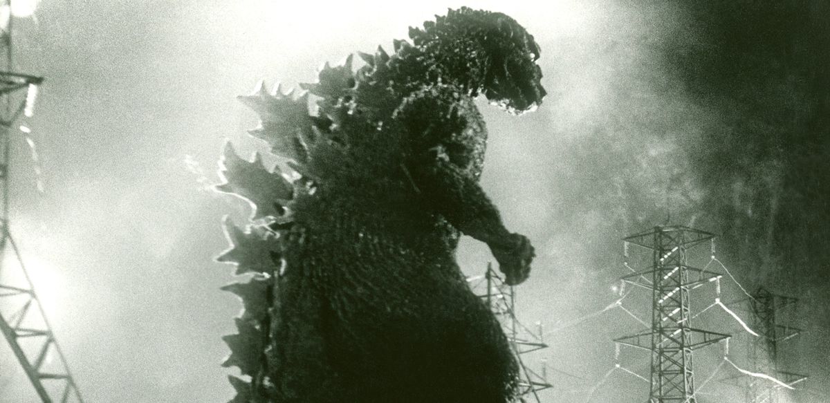 Il Godzilla del 1954, in procinto di abbattere un mucchio di linee elettriche