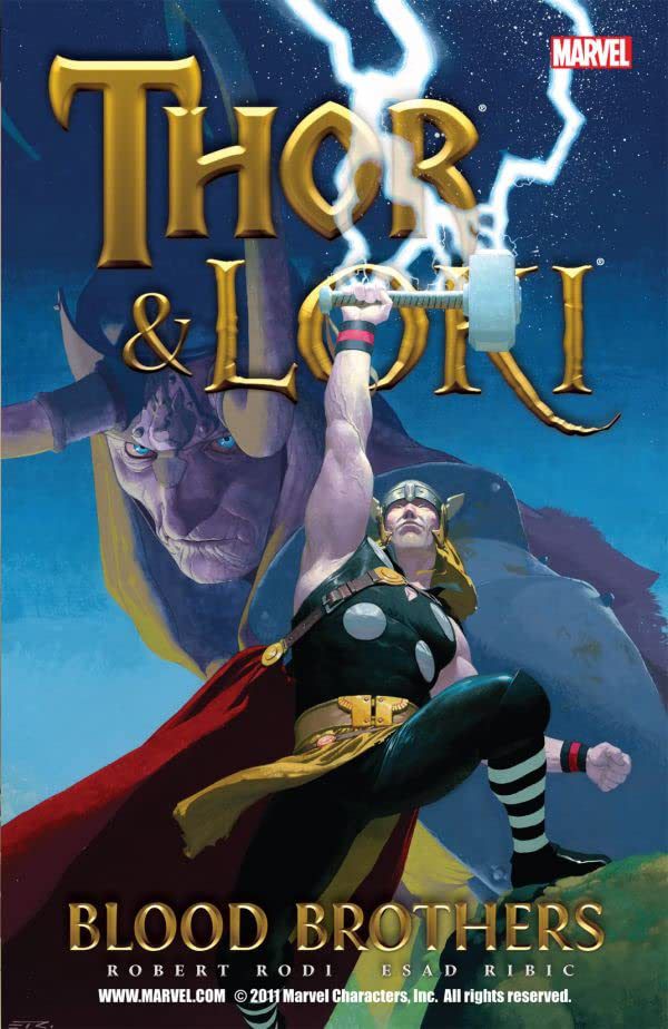 Thor solleva il suo martello per catturare un fulmine, mentre un sinistro Loki lo guarda in cagnesco sulla copertina di Thor & Loki: Blood Brothers, Marvel Comics (2011).
