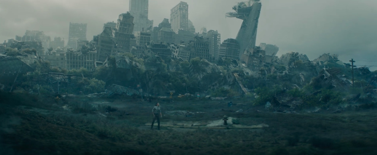 Loki si trova di fronte a New York e alla torre dei Vendicatori dopo che sono stati distrutti