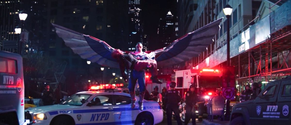 Sam, nella nuova tuta alare di Captain America, atterra con Karli tra le braccia