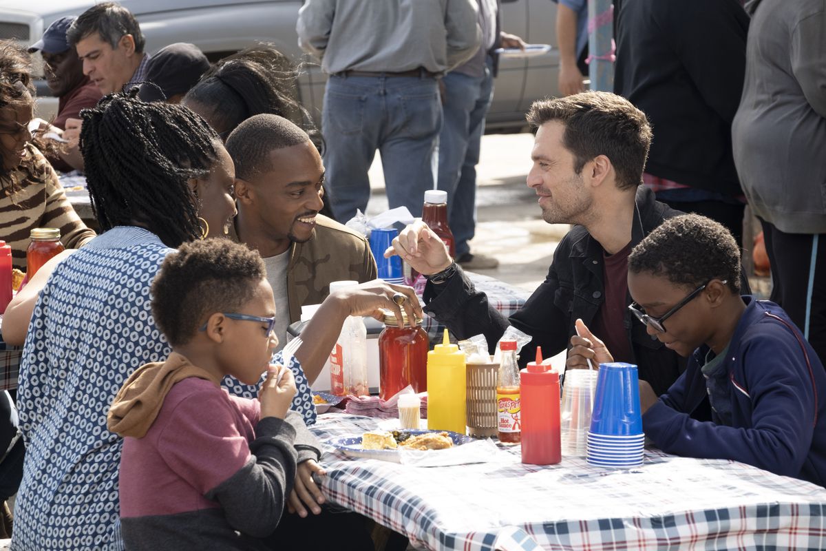 arah Wilson (Adepero Oduye), Falcon / Sam Wilson (Anthony Mackie) e Winter Soldier / Bucky Barnes (Sebastian Stan) cenano sul molo a Falcon and the Winter Soldier