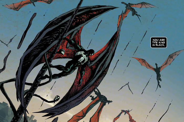 Eddie Brock, nei panni di Venom ma con enormi ali di drago rosse e nere, prende una posa su una New York liberata mentre i simbionti e draghi simbionti sciamano intorno a lui in adorazione in King in Black # 5, Marvel Comics (2021).