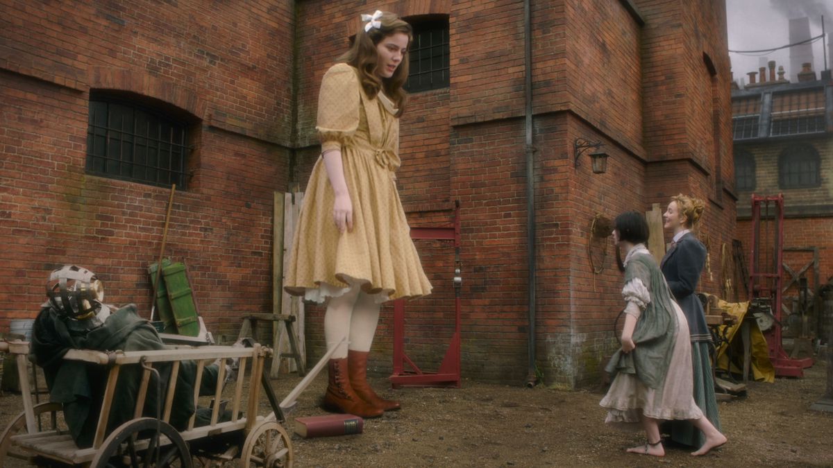 Primrose, una ragazza alta 3 metri, sovrasta i suoi amici a Nevers.