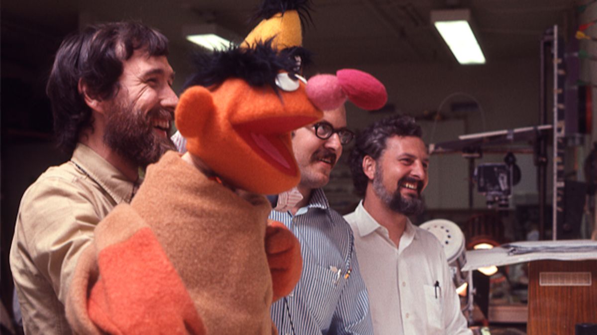 I burattinai Jim Henson e Frank Oz e Sesame Street Jon Stone reggono un burattino Ernie nel documentario dietro le quinte Street Gang