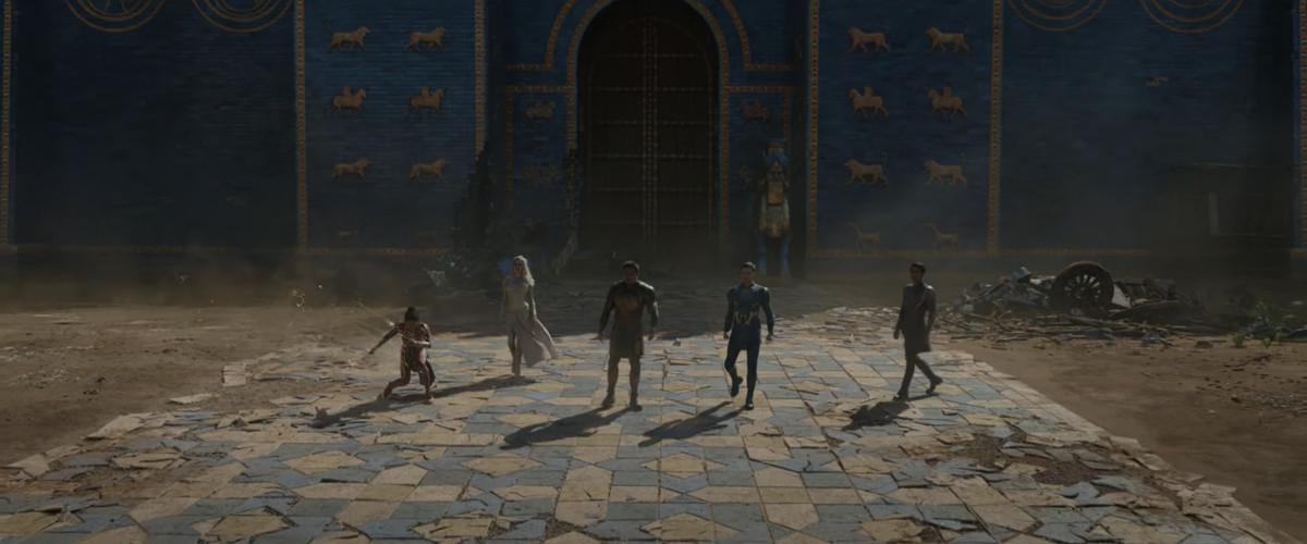 Gli eterni si riuniscono in quella che sembra un'antica cittร .